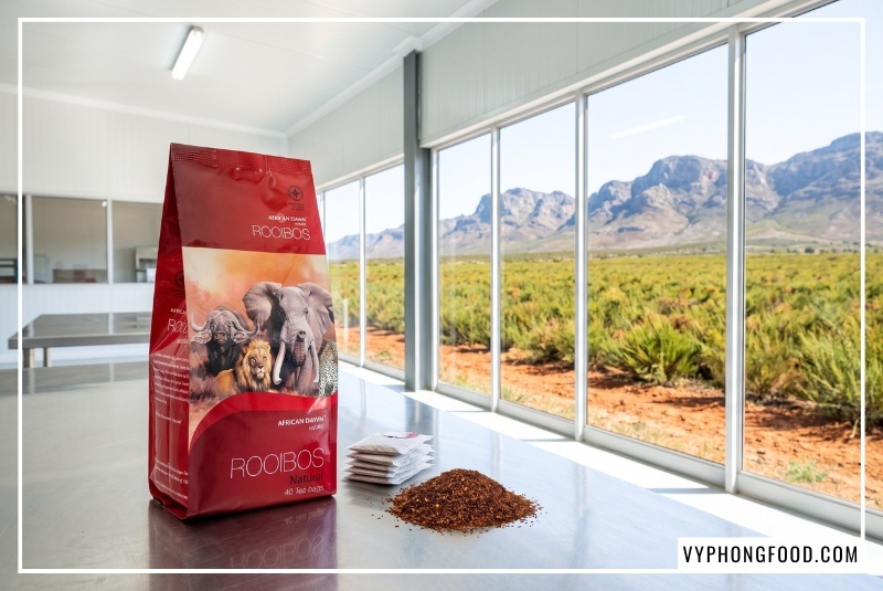 Gói trà rooibos giá sỉ đóng quy chuẩn xuất khẩu trên bàn kiểm định nhà máy Groenkol vùng Cederberg Nam Phi.