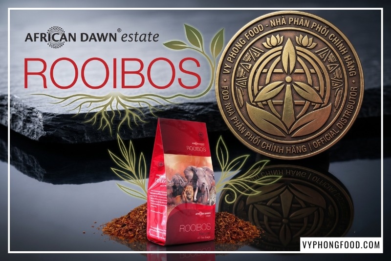 Tách trà rooibos Nam Phi nguyên chất với sắc đỏ nâu hổ phách bắt mắt, tỏa hương gỗ mộc mạc. Đây là thức uống thuộc nhóm trà thảo mộc không caffeine từ lá cây Aspalathus linearis, có tác dụng chống oxy hóa, hỗ trợ tiêu hóa và giúp ngủ ngon. Sản phẩm minh họa thuộc thương hiệu African Dawn cao cấp do Vy Phong Food phân phối.