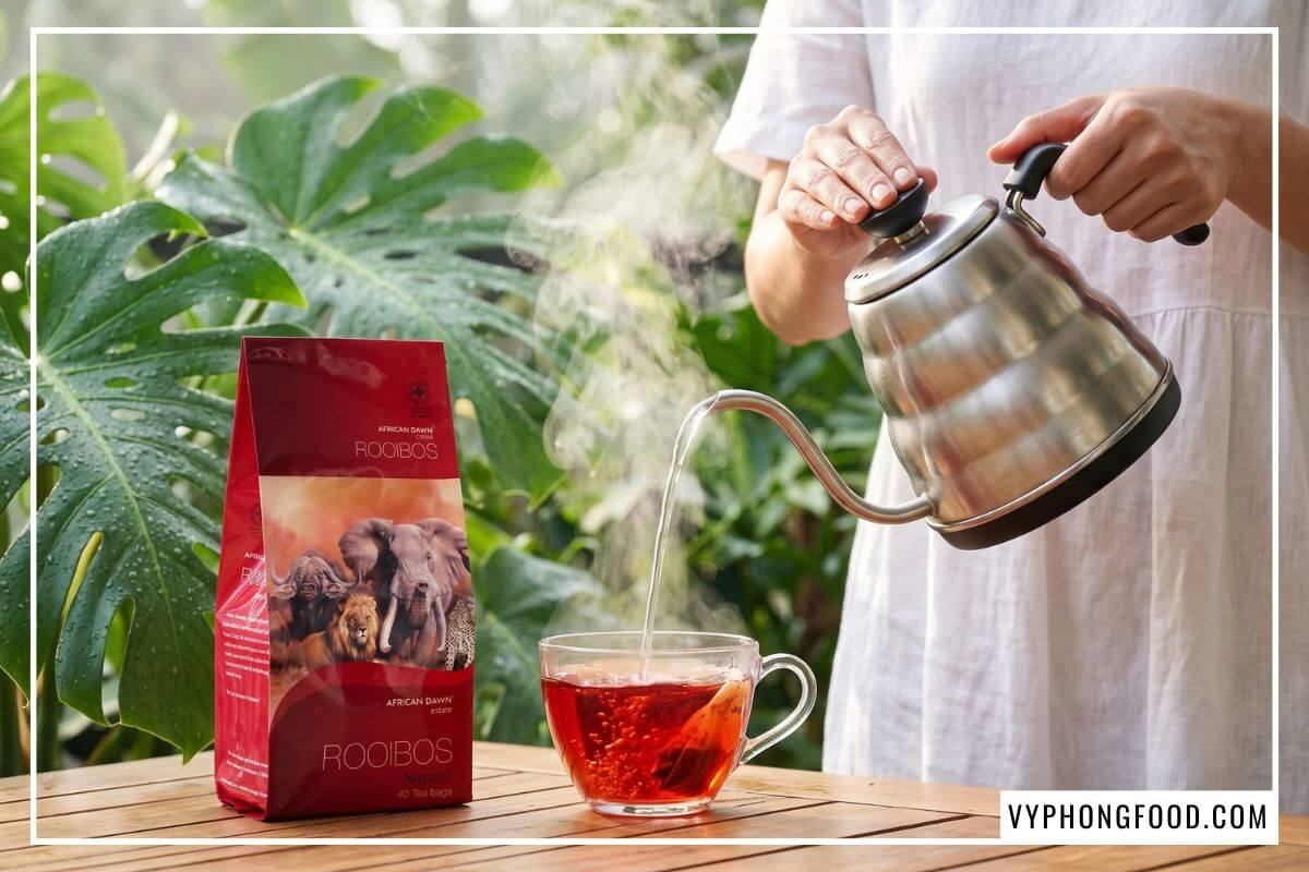 Rót nước sôi pha trà rooibos túi lọc buổi sáng, tìm trà rooibos túi lọc mua ở đâu chính hãng nhập khẩu tại Việt Nam