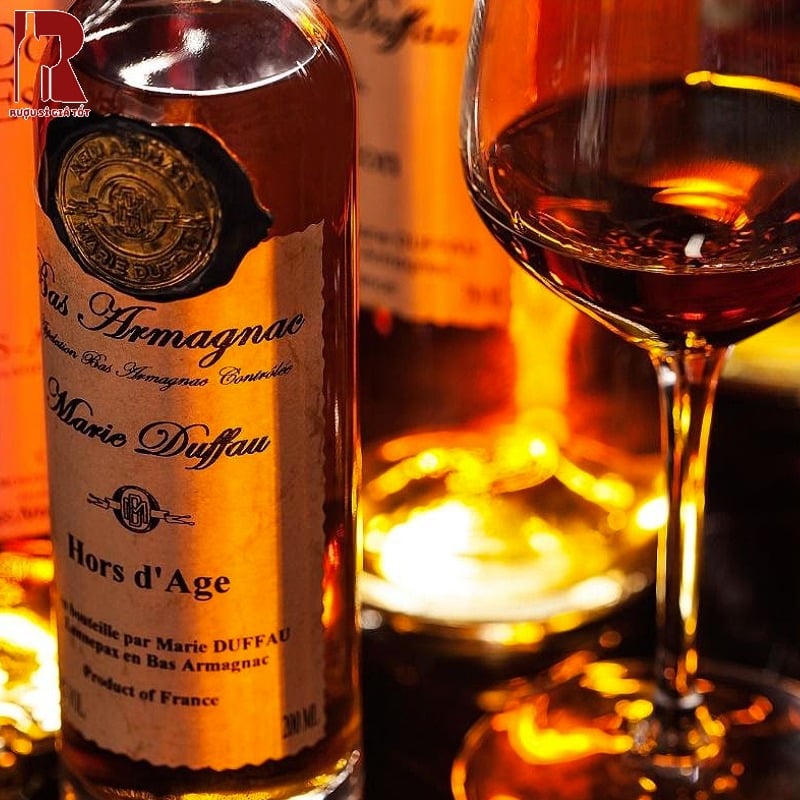 Rượu Armagnac là một chai brandy cao cấp từ Pháp và đậm đà, phức tạp hơn so với Cognac