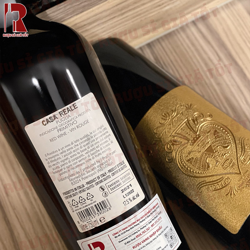 Casa Reale Primitivo Puglia có màu đỏ đậm ruby cùng vị rượu sắc nét, chua nhẹ