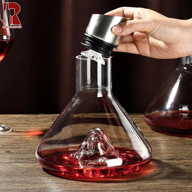 Decanter có nắp đậy sẽ giúp rượu tránh bay hơi và bảo quản rượu tốt hơn