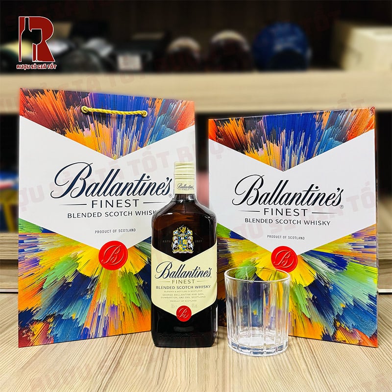 Giá hộp quà rượu Ballantine's Finest Tết Bính Ngọ 2026