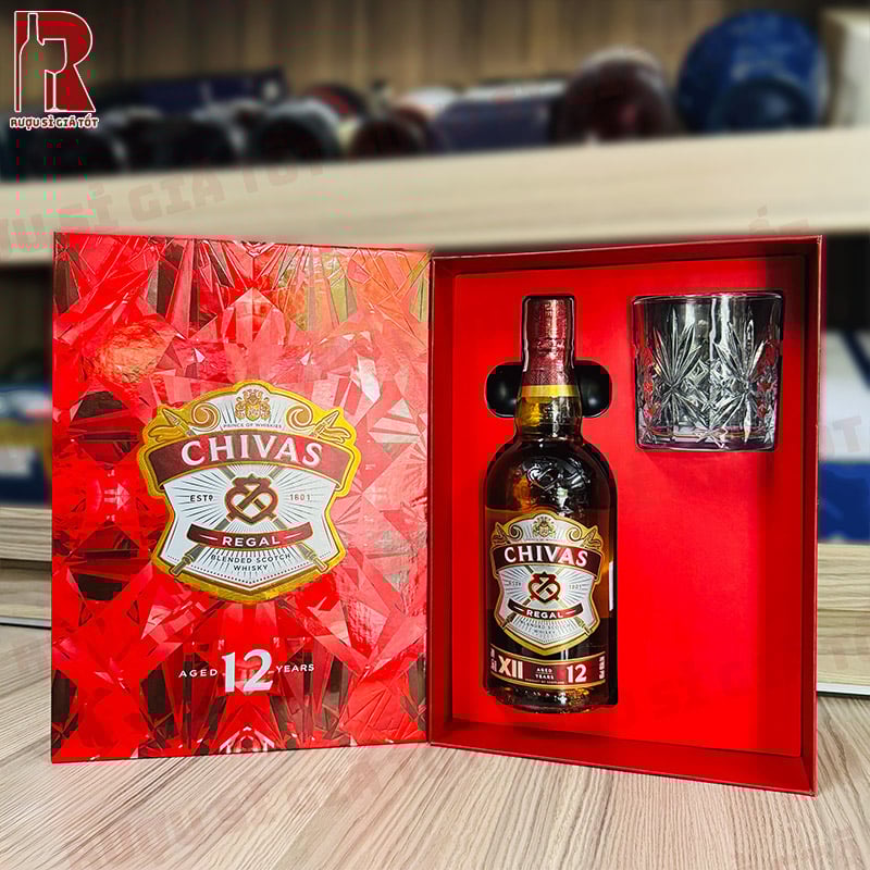 Hộp quà rượu Tết Chivas 12 YO có gì bên trong?