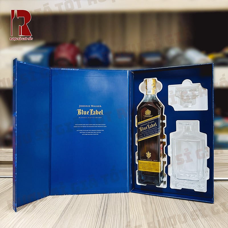 Hộp quà rượu Johnnie Walker Blue Label Tết 2026 có tặng ly không?