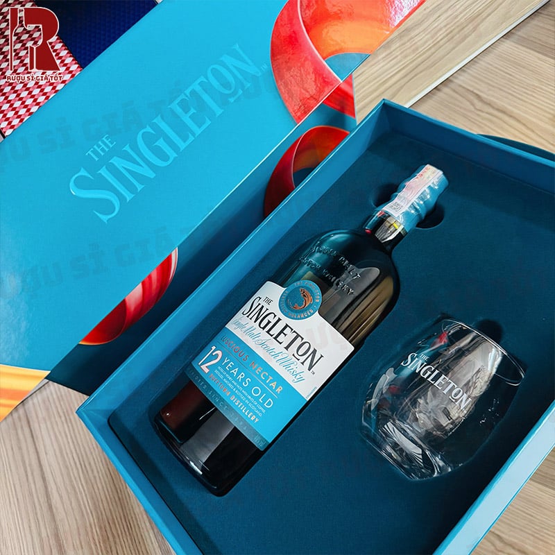 Hộp quà rượu Singleton 12 có ly bên trong không?