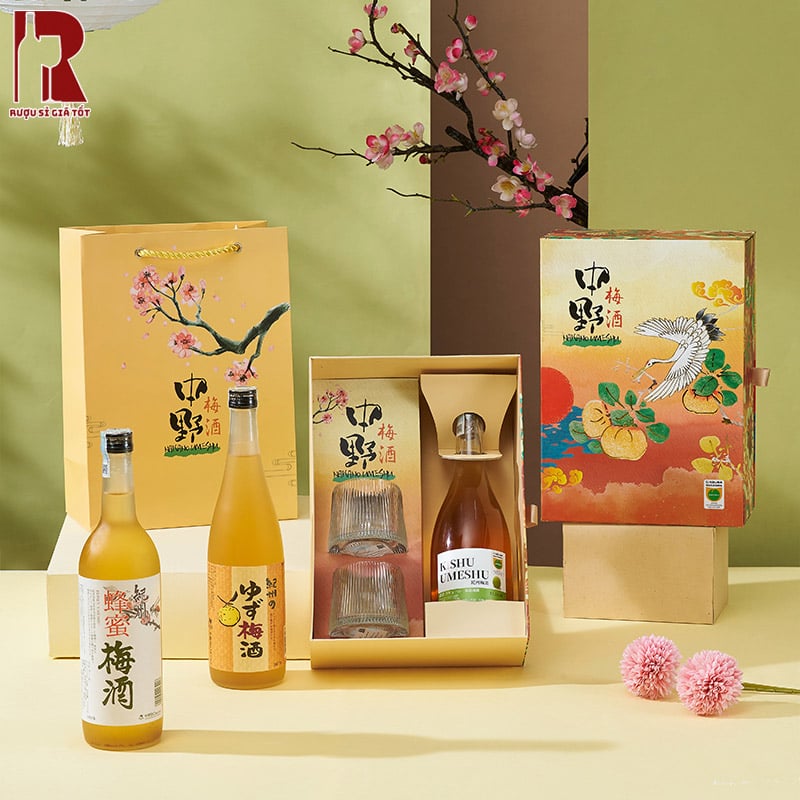 Hộp Quà Tết Rượu Mơ Bách Hạc Ngàn Hoa có ly bên trong không?