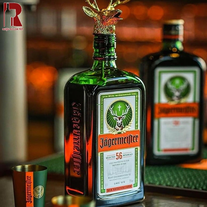 Rượu Jagermeister là chai rượu sẽ mang đến vị thảo mộc đậm đà từ 56 loại nguyên liệu