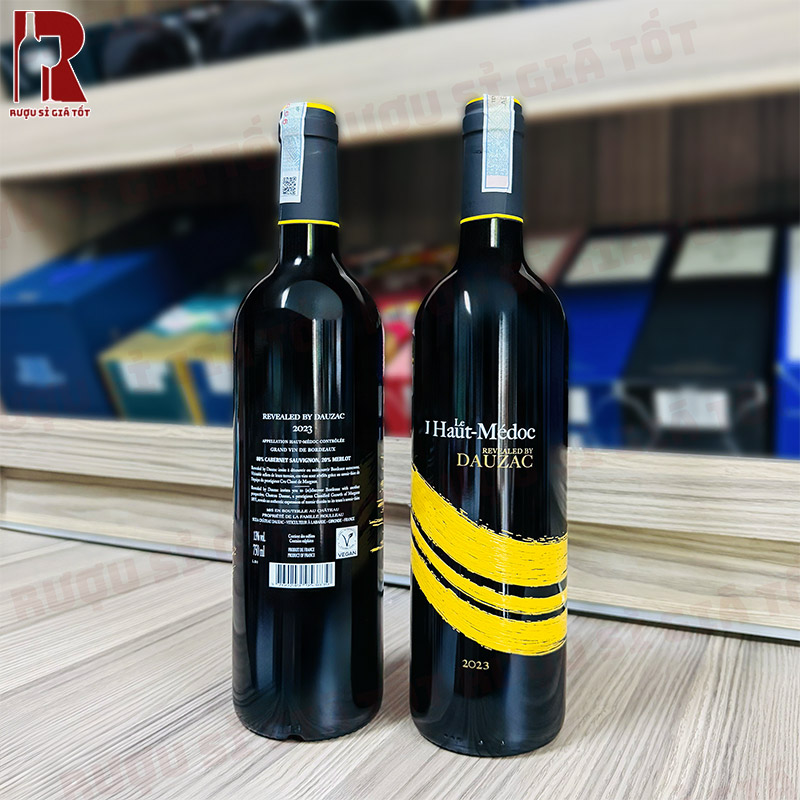 Rượu Vang Pháp Đỏ Le Haut-Medoc Revealed By Chateau Dauzac có màu đỏ ruby đậm và ánh tím nhẹ