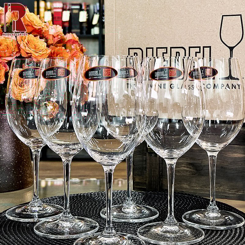 Ly uống rượu vang sẽ giúp tập trung hương thơm lên mũi và làm bật lên màu sắc của rượu