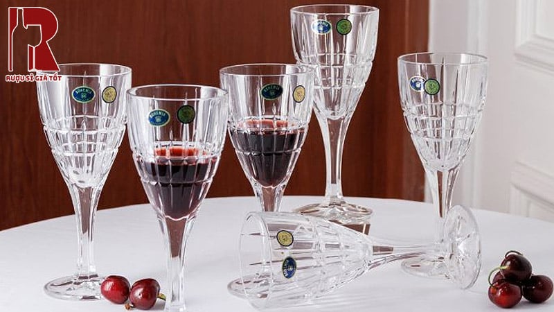 Ly uống rượu vang phù hợp nên được lụa chọn dựa trên dòng rượu bạn thưởng thức