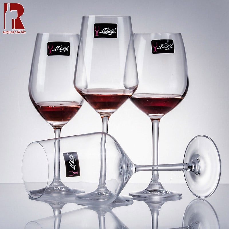 Ly uống rượu vang yếu tố quan trọng giúp tôn lên hương vị và đẳng cấp của rượu