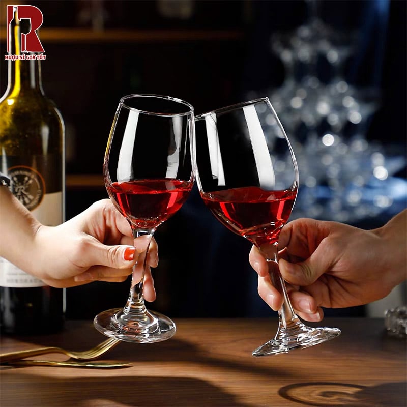 Ly uống rượu vang cũng giúp trải nghiệm rượu trở nên sang trọng và quý phái hơn