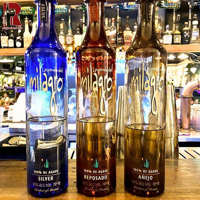 Milagro với thiết kế chai thủy tinh trong suốt giúp màu rượu trở nên óng ánh dưới ánh sáng