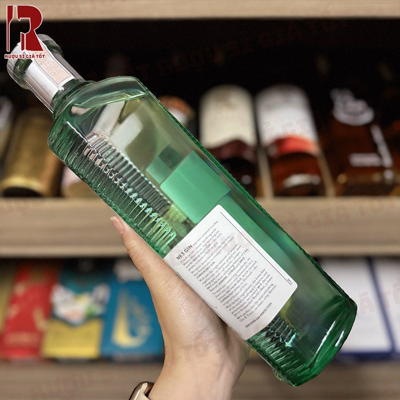 Gin No 3 London Dry có vị cay nhẹ và tinh khiết, hơi khô