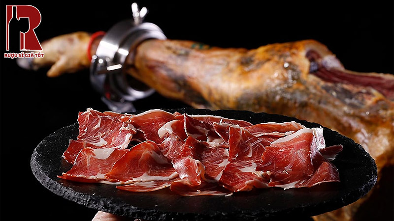 Thực phẩm ăn kèm nếu được sử dụng phù hợp sẽ giúp cân bằng vị giác, tăng chiều sâu rượu và tạo điểm nhấn cho buổi tiệc