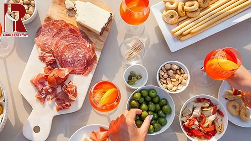 Phô mai, đùi heo muối hay pate là các loại thực phẩm ăn kèm phổ biến