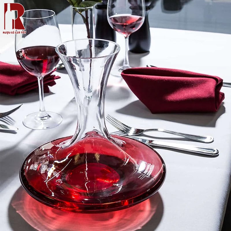 Phụ kiện rượu có nhiều vật dụng, phân loại khác nhau, từ mở rượu, rót rượu, đến bảo quản rượu