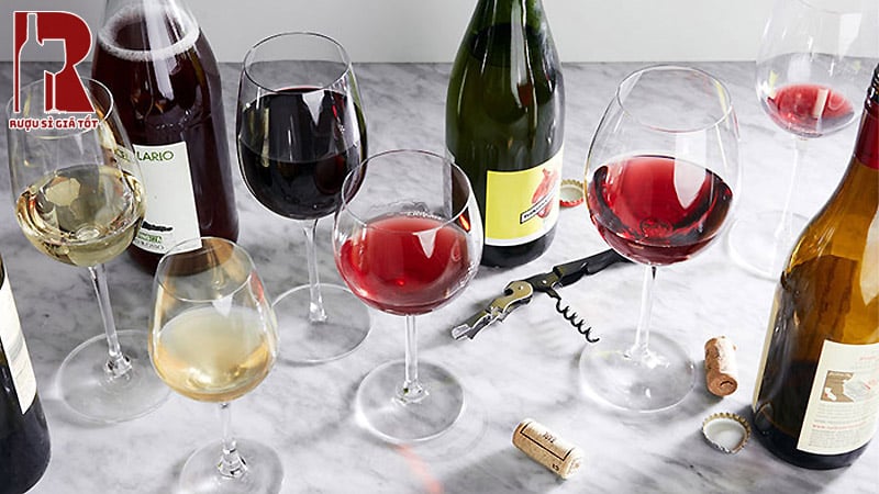 Ly uống rượu là một phụ kiện rượu vô cùng quan trọng giúp cho hương thơm và vị rượu được nâng cao