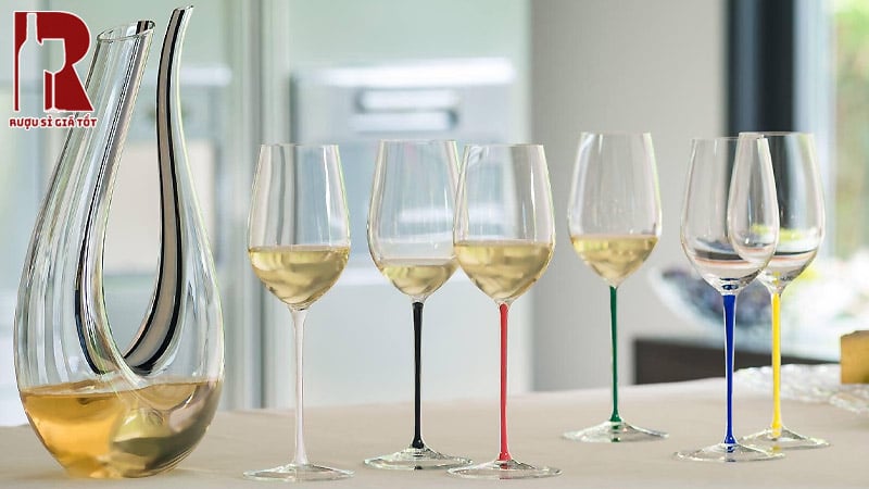 Phụ kiện rượu Decanter sẽ giúp rượu được tiếp xúc với không khí và bung nở các tầng mùi hương