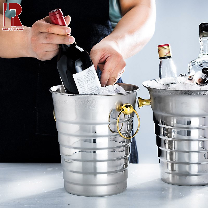 Xô ướp đá là một phụ kiện rượu quan trọng giúp rượu luôn tươi mát