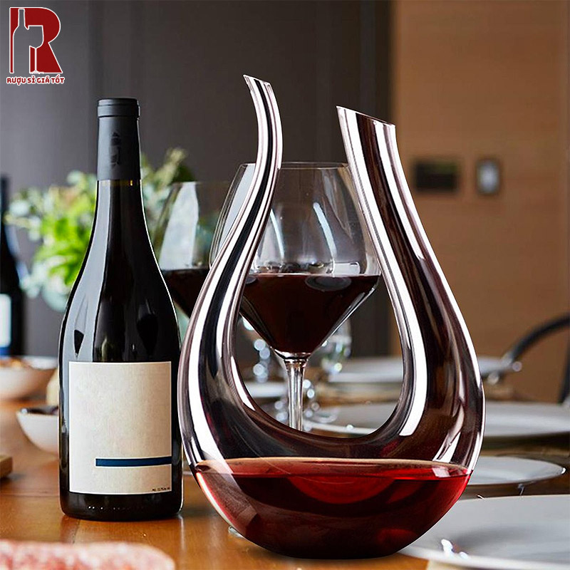 Phụ kiện rượu vang là bình Decanter sẽ giúp mùi hương của rượu tỏa ra tốt hơn