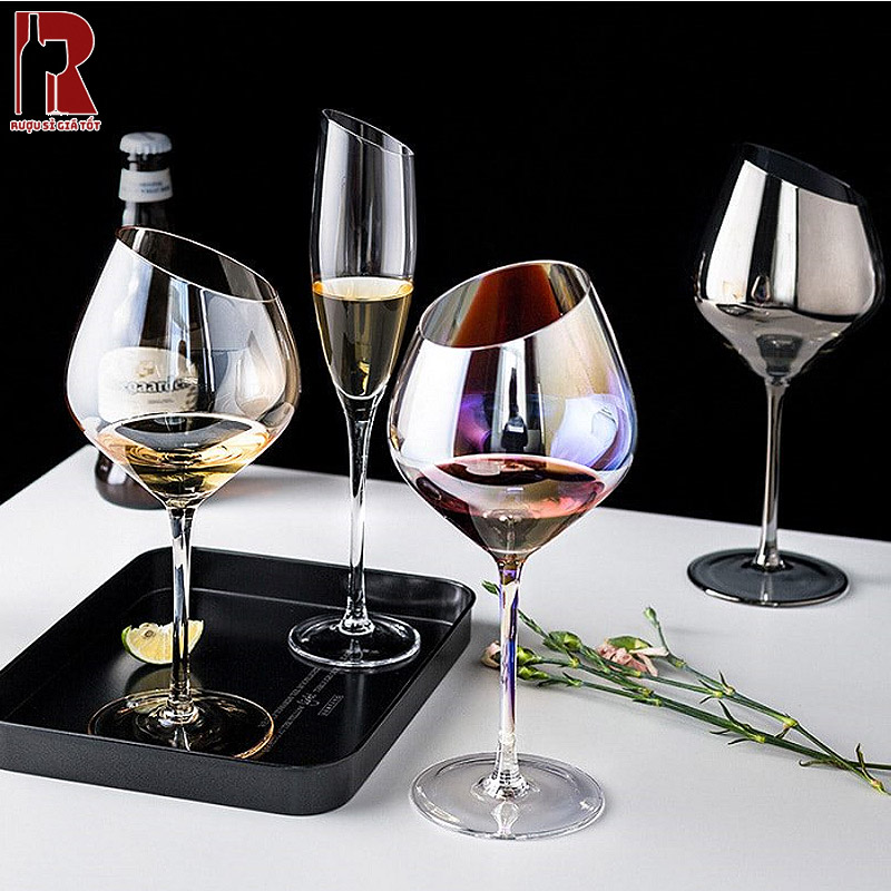 Phụ kiện rượu vang với các ly rượu là vô cùng quan trọng để giúp tập trung mùi hương rượu và làm bật lên màu rượu