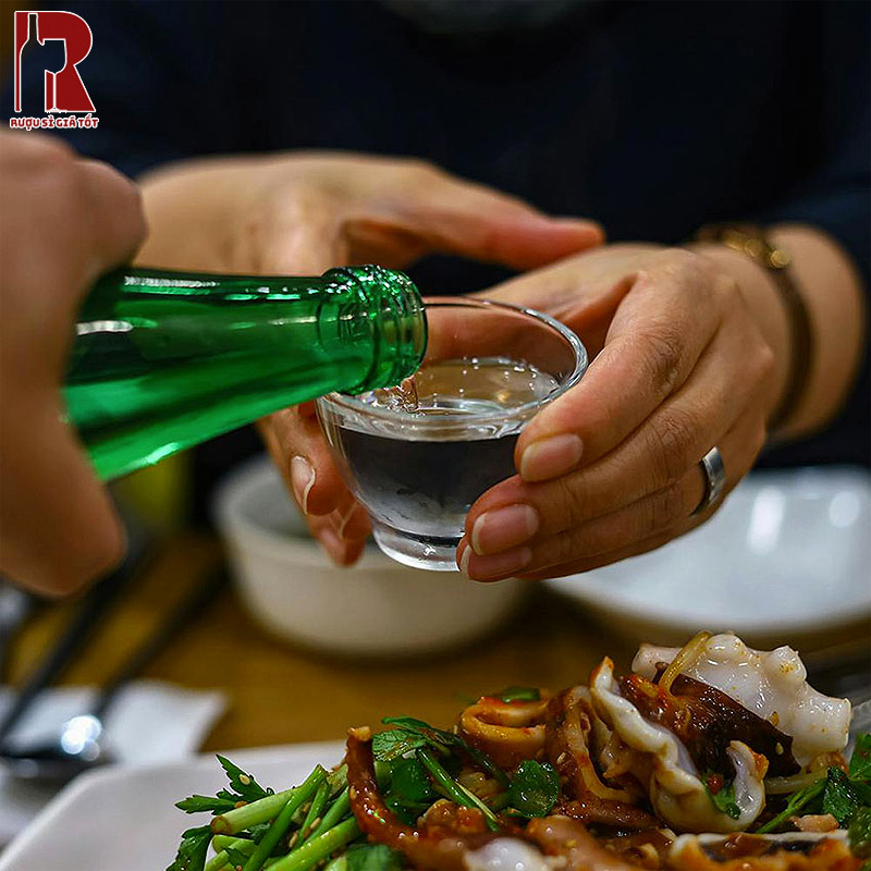 Rượu Hàn Quốc còn là một văn hóa với việc thể hiện sự tôn trọng với đối phương