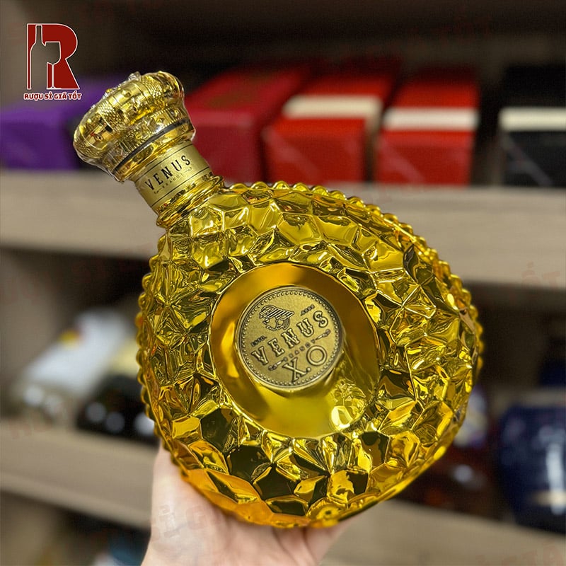 Rượu đi kèm kệ linh vật ngựa Mã Tấn Tài là rượu Brandy nhập khẩu Pháp