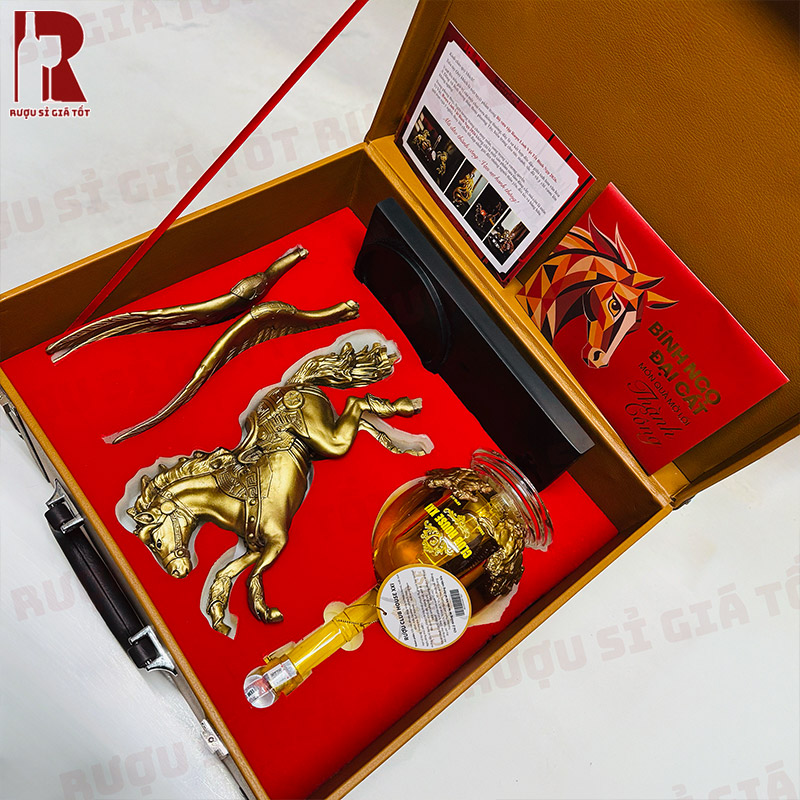 Giá Rượu Linh Vật Ngựa Thần Pegasus Vàng bao nhiêu?