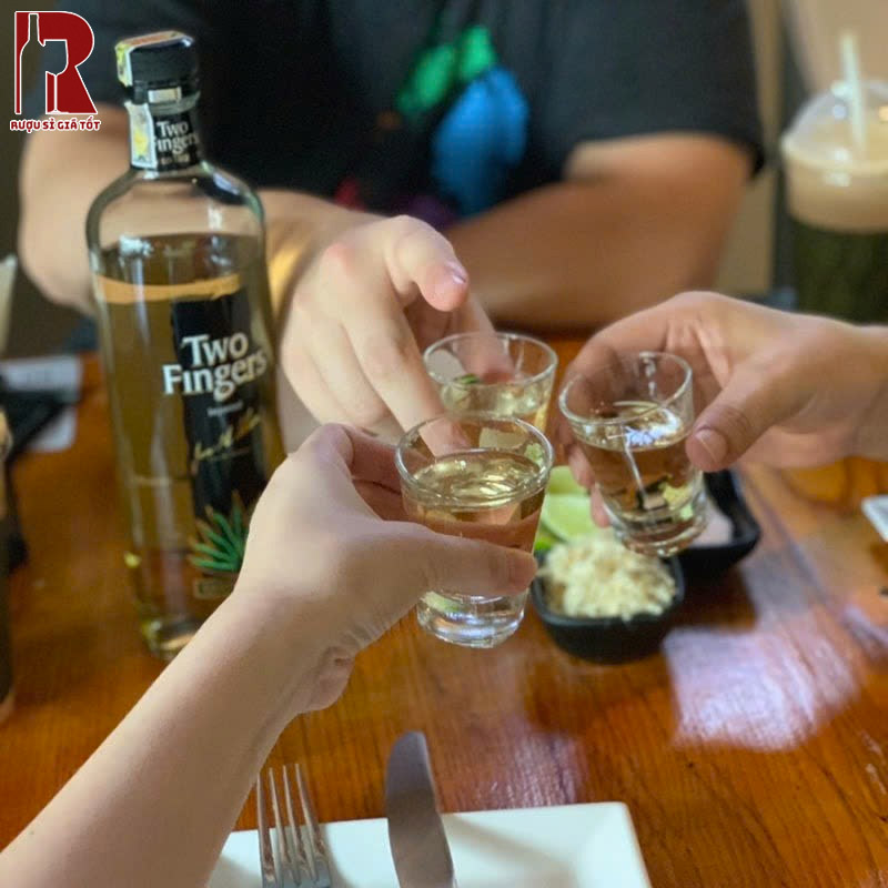 Giá Rượu Tequila Two Fingers Gold Bao Nhiêu?
