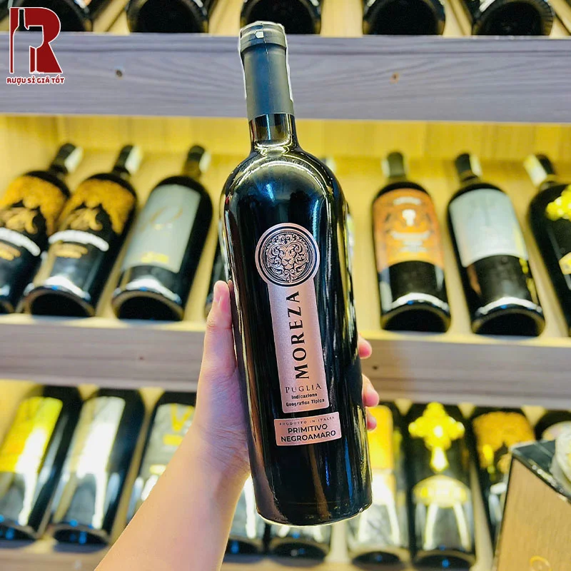 Rượu vang đỏ thường có vị đậm đà, chát nhẹ, và mùi hương nồng trái cây