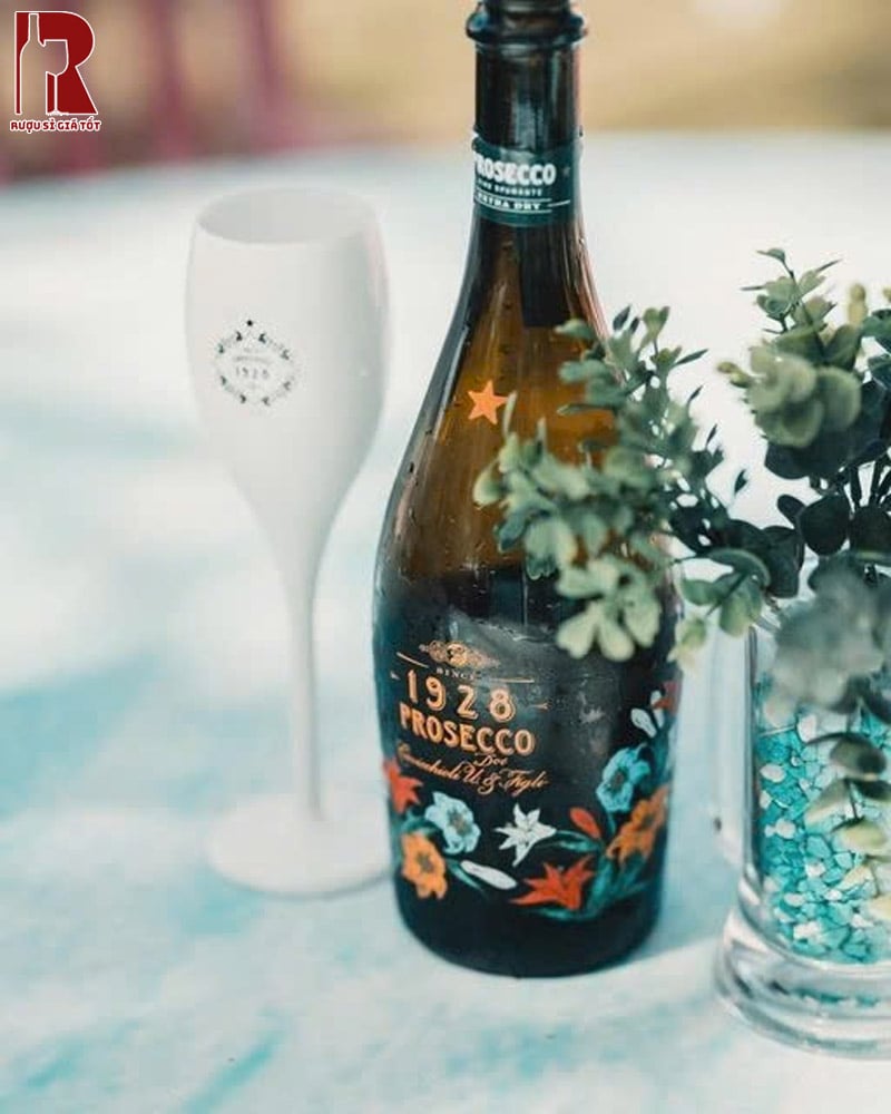 Thưởng Thức Rượu Vang Nổ Cavicchioli Moscato 1928