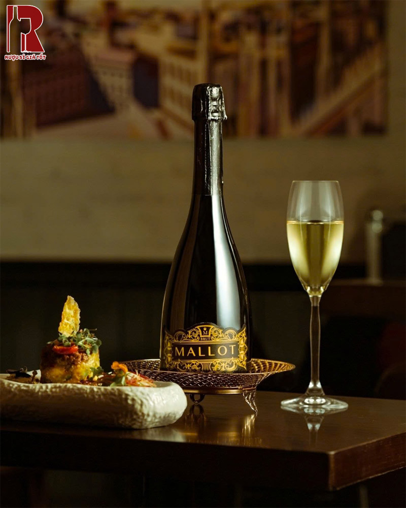 Thưởng Thức Rượu Vang Nổ Pháp Mallot Brut Có Đèn