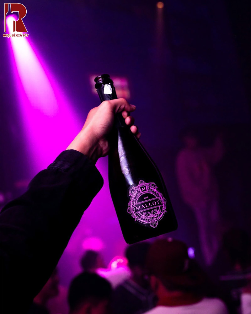 Giá Rượu Vang Nổ Pháp Mallot Rose Có Đèn Hiện Nay