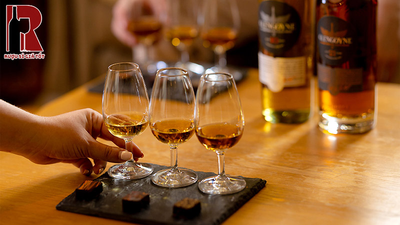 Rượu vùng Highland có thể uống nguyên chất hoặc cho thêm vài giọt nước để làm giảm độ nồng