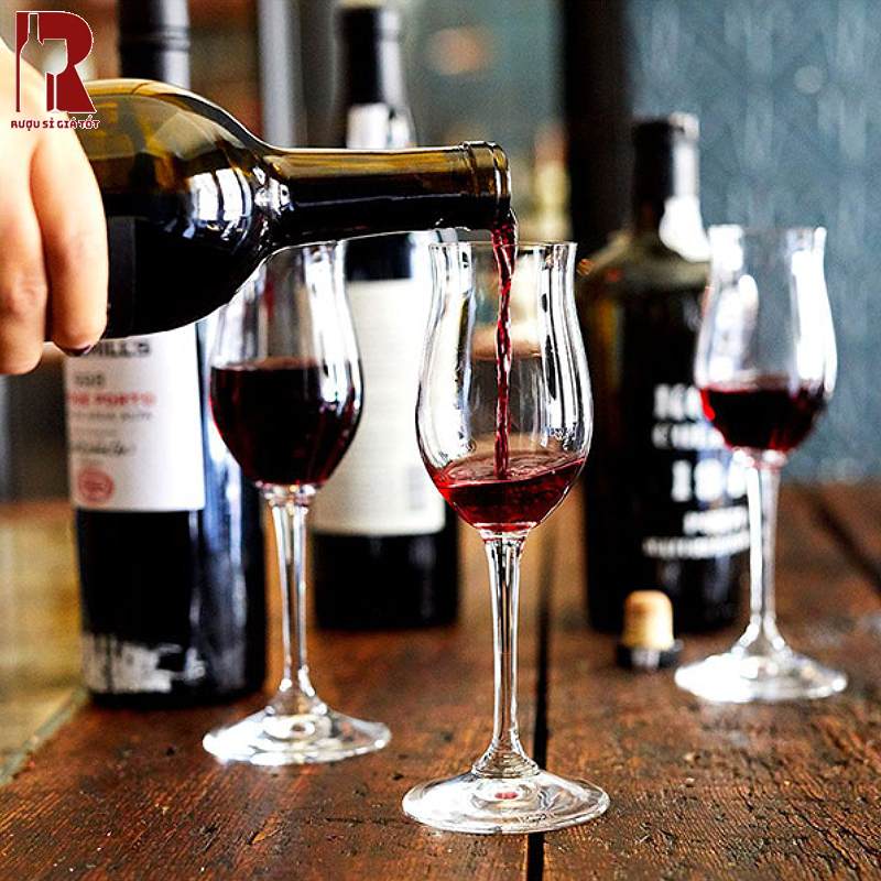 Rượu vang cường hóa nên được dùng kèm các món ăn đậm vị, thịt nướng hoặc món hầm