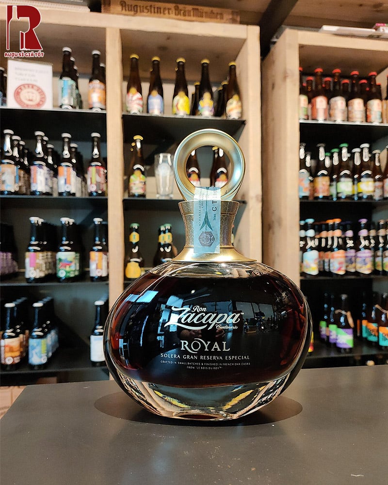 Zacapa rum Royal là phiên bản cực kỳ giới hạn, ủ trong các thùng gỗ sồi Pháp được lấy từ rừng hoàng gia