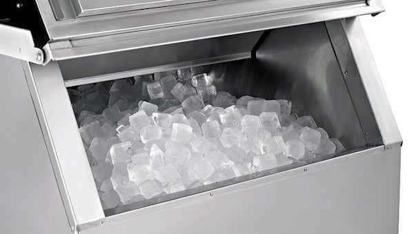 Máy làm đá bị đóng cặn: Dấu hiệu, chi phí sửa chữa và cách xử lý triệt để