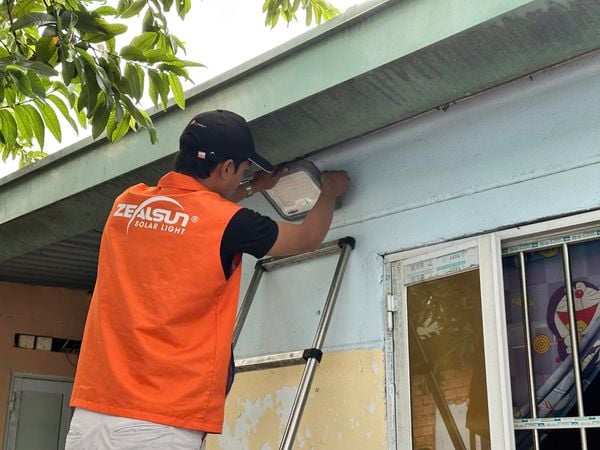 Zealsun lắp đặt hệ thống đèn nlmt cho người dân