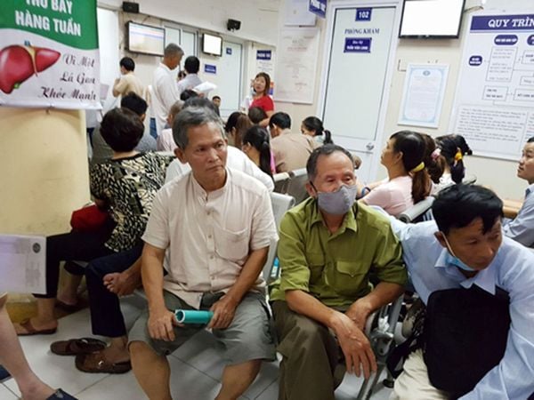 Bệnh viện kêu trời vì bị “siết chi” khám BHYT, Bộ Y tế vào cuộc