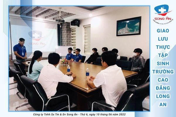 Song Ân giao lưu cùng thực tập sinh Trường Cao đẳng Long An