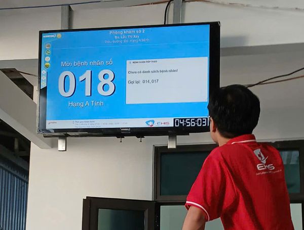 Song Ân hỗ trợ di dời mạng và lắp đặt hệ thống màn hình gọi bệnh nhân cho Trung tâm Y tế huyện Điện Biên Đông