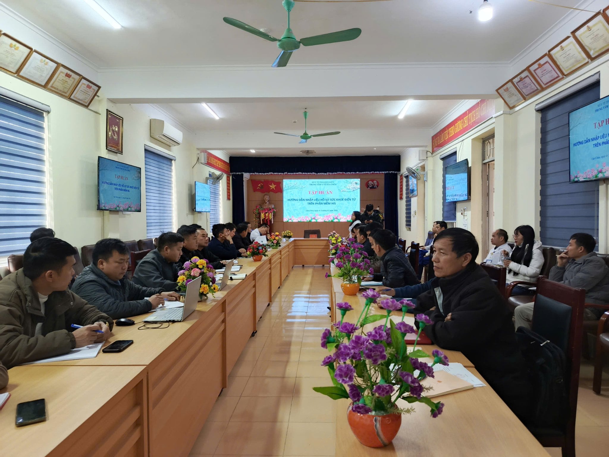 Song Ân hướng dẫn sử dụng hồ sơ sức khỏe điện tử trên phần mềm Ehis tại Trung tâm Y tế Tủa Chùa tỉnh Điện Biên