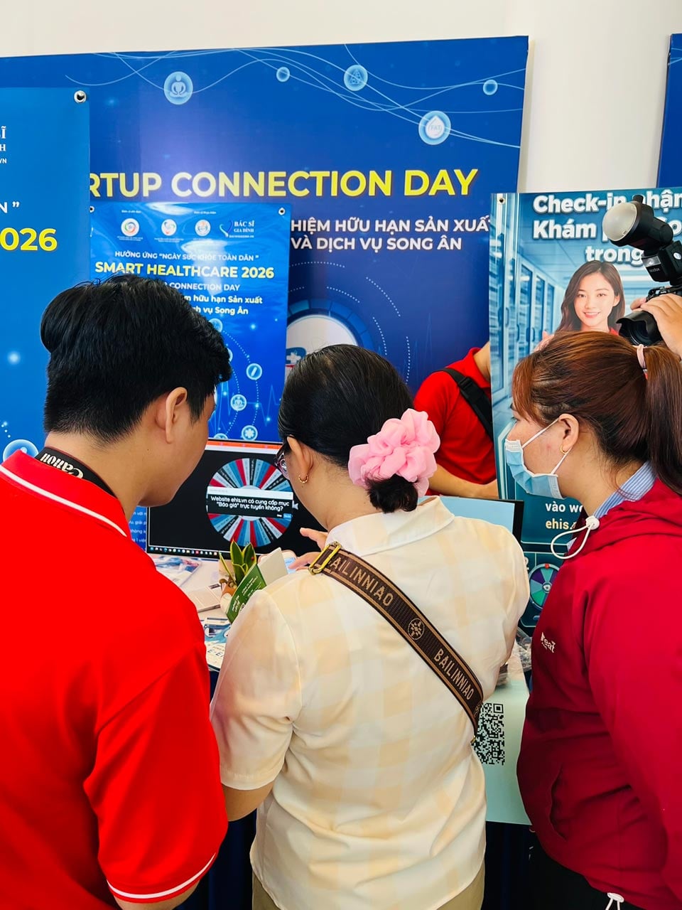 gameshow khách hàng tham gia tìm hiểu Song Ân tại Smart Healthcare 2026