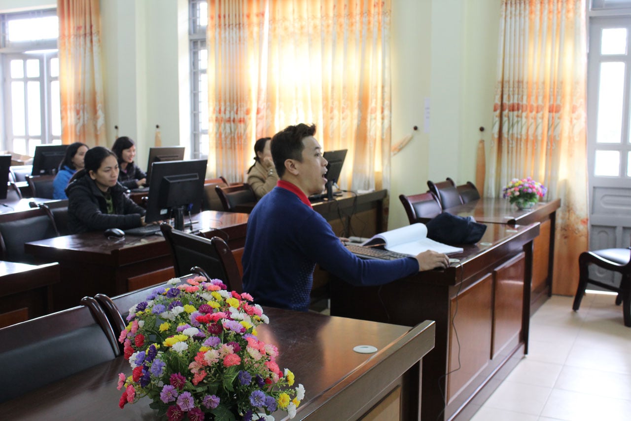 Cán bộ y tế Bệnh viện Y học Cổ truyền tỉnh Điện Biên thực hành trên phần mềm quản lý bệnh viện Ehis