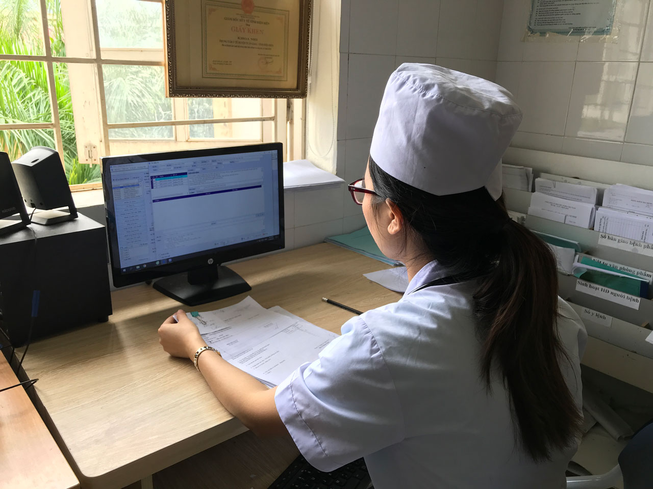 Bác sĩ thao tác trên hệ thống bệnh án điện tử Ehis giúp tối ưu hóa quy trình khám chữa bệnh