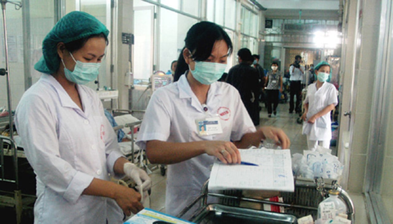 Tình trạng bác sĩ xin nghỉ việc gia tăng do áp lực quá tải tại các bệnh viện