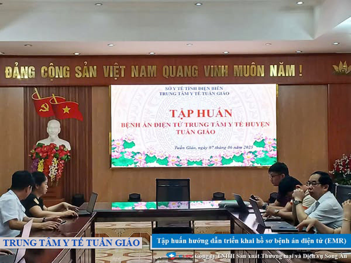 Nhân viên y tế Trung tâm Y tế Mường Nhé làm việc với hệ thống bệnh án điện tử E-EMR Song Ân