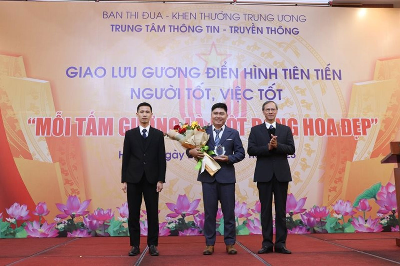 Ban tổ chức trao kỷ niệm chương và tặng hoa cho CEO Nguyễn Minh Kiều tại chương trình Gương điển hình tiên tiến